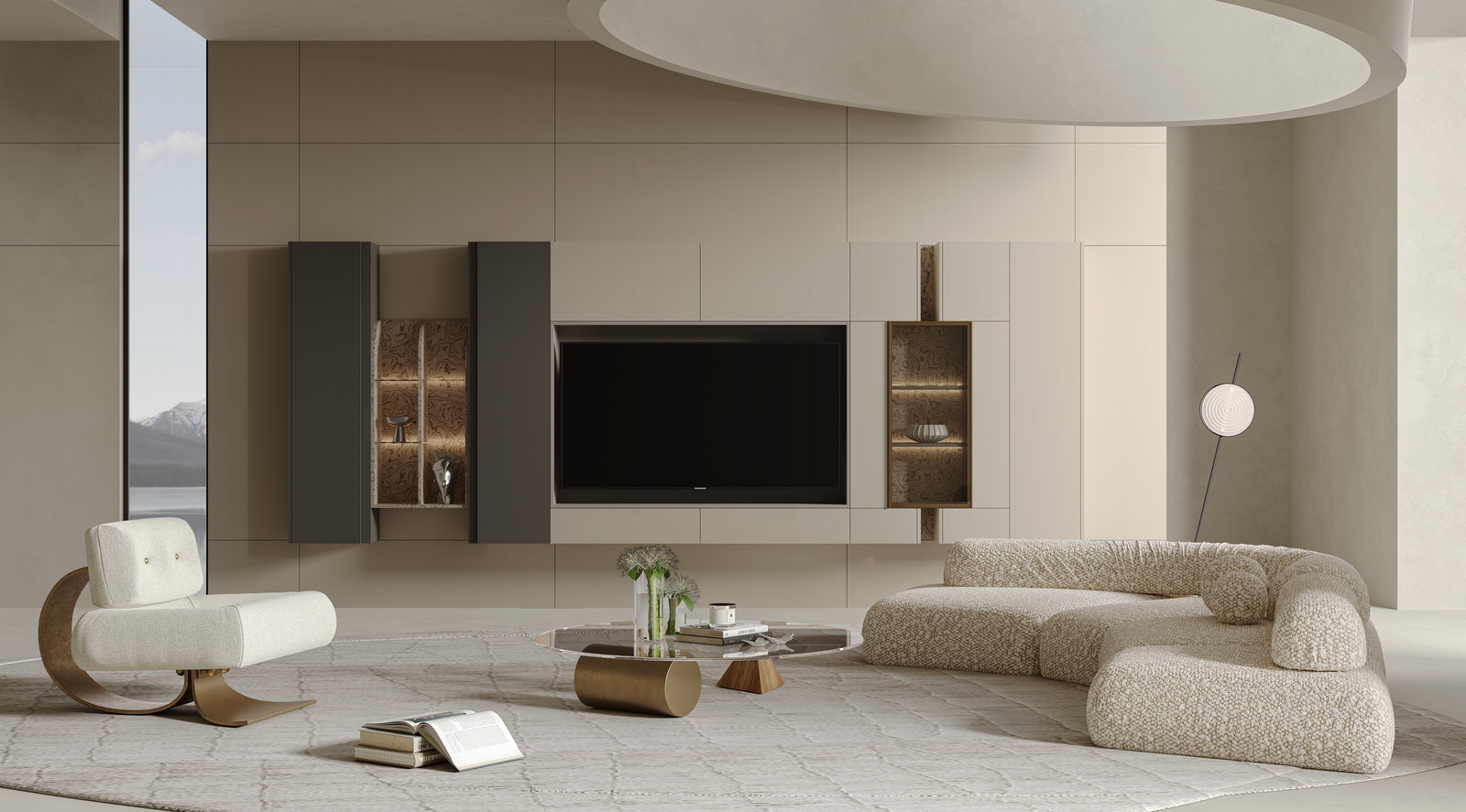 Phòng khách Golden Home với tường tivi màu kem, tủ kính đồng và sofa vải bouclé