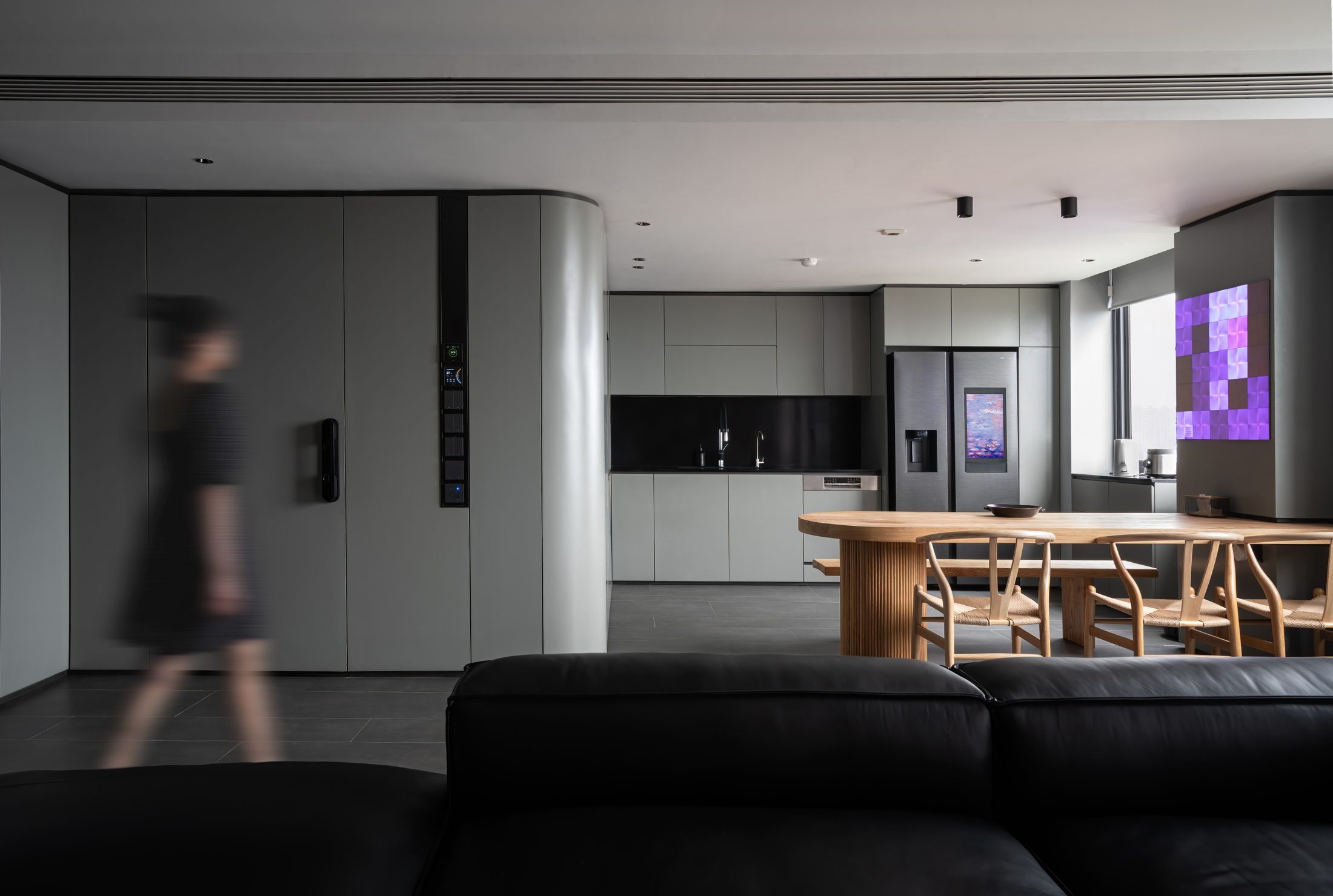 Khối tủ liền mạch bo cong ngăn giữa bếp và phòng khách, MM Apartment