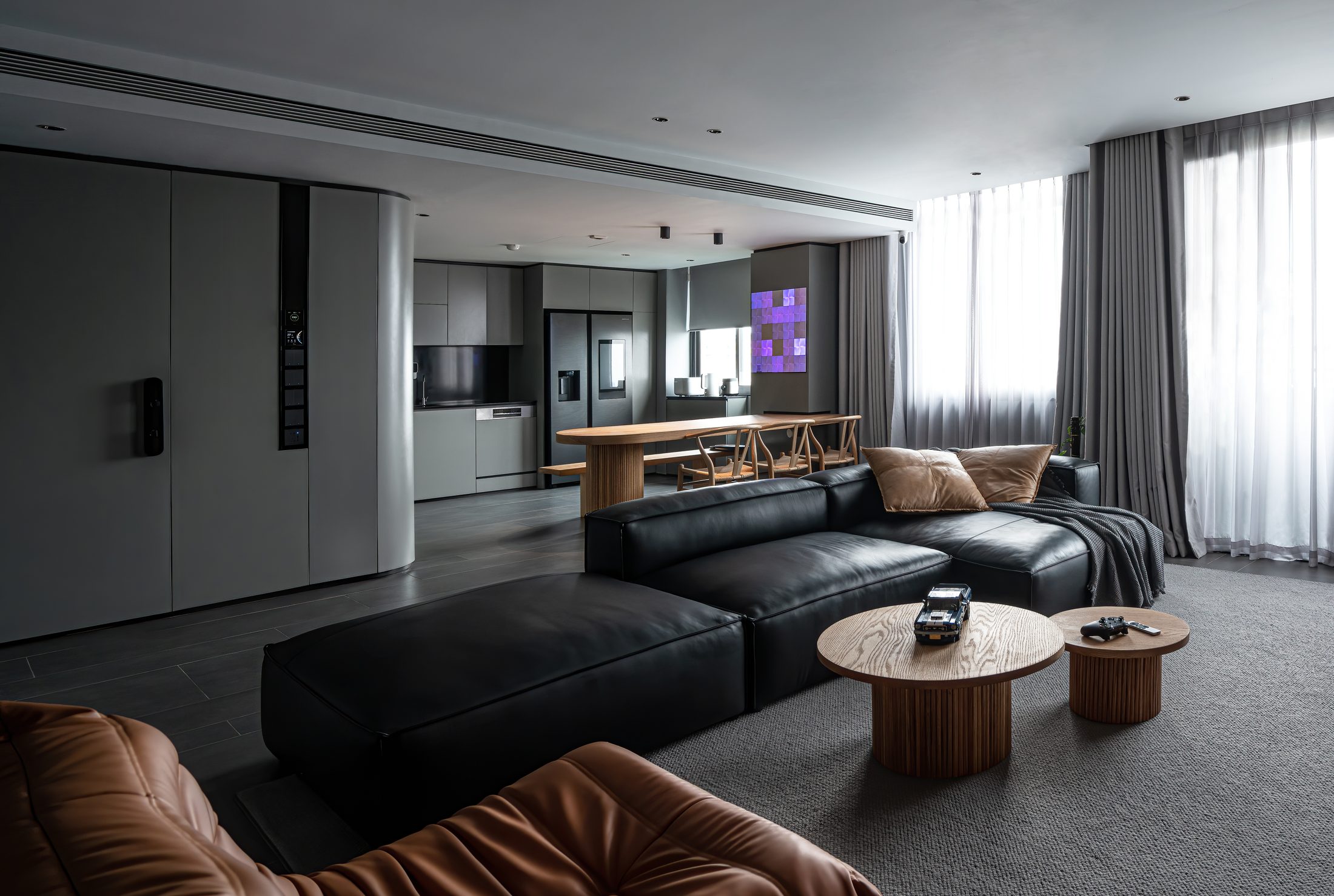 Phòng khách nhìn về khối bo cong và ô cửa có rèm, MM Apartment